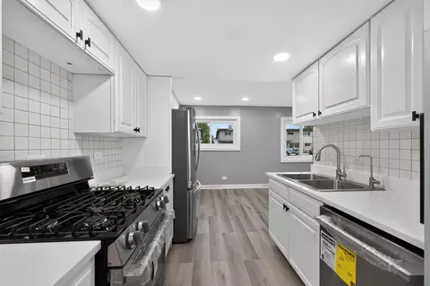 Kitchen - 257 Dover Dr #C, Des Plaines, IL 60018 photo 4 of 4