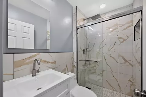 Bath - 257 Dover Dr #C, Des Plaines, IL 60018 photo 1 of 2
