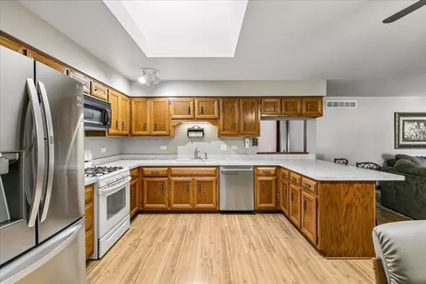 Kitchen - 9860 Cambridge Dr, Mokena, IL 60448 photo 2 of 3