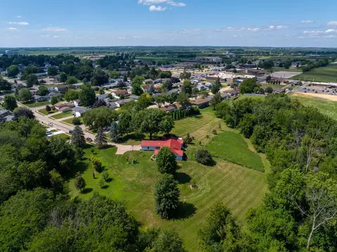 930 11th Ave N, Clinton, IA 52732