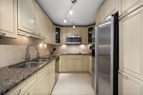 Kitchen - 200 E Delaware Pl #7D, Chicago, IL 60611 photo 2 of 3