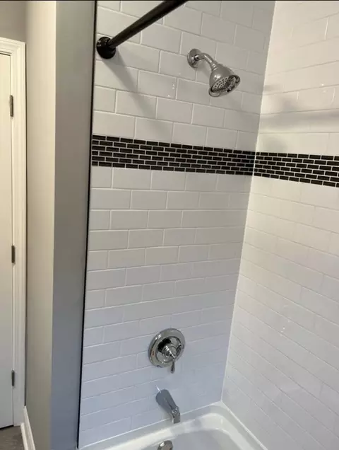 Bath - 6951 S Artesian Ave, Chicago, IL 60629 photo 2 of 5