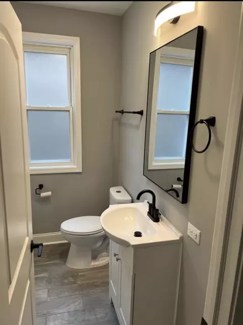 Bath - 6951 S Artesian Ave, Chicago, IL 60629 photo 1 of 5