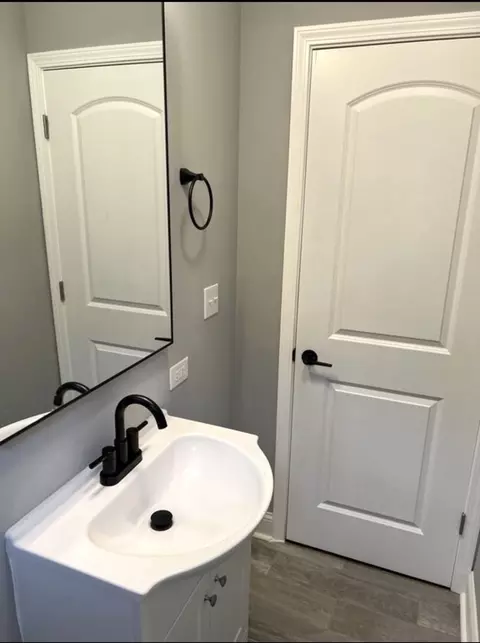 Bath - 6951 S Artesian Ave, Chicago, IL 60629 photo 3 of 5