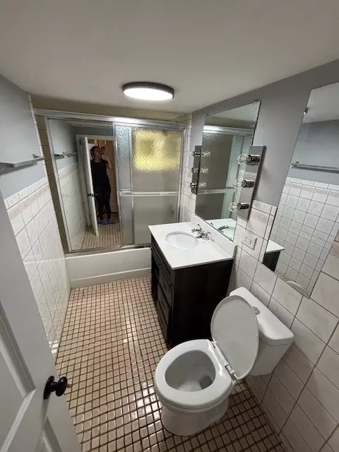 Bath - 6951 S Artesian Ave, Chicago, IL 60629 photo 5 of 5
