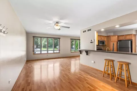 Living - 5532 129th St, Crestwood, IL 60418 photo 1 of 5