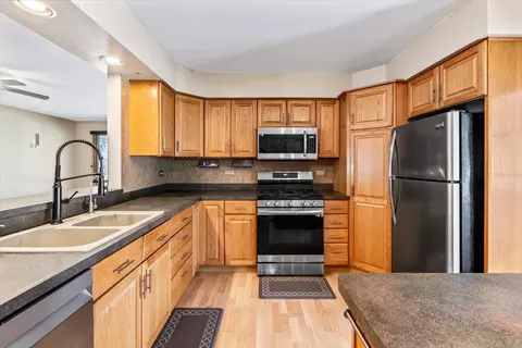 Kitchen - 5532 129th St, Crestwood, IL 60418 photo 2 of 4