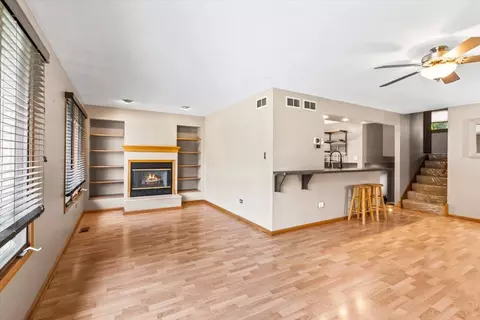 Living - 5532 129th St, Crestwood, IL 60418 photo 2 of 5