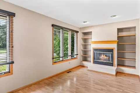Living - 5532 129th St, Crestwood, IL 60418 photo 3 of 5