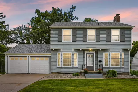 917 Holmes St, Bettendorf, IA 52722