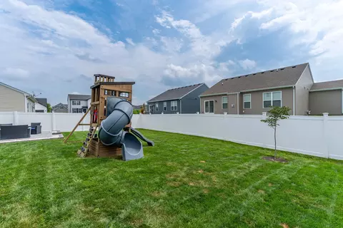 Exterior - 610 17th Ave, Silvis, IL 61282 photo 5 of 12