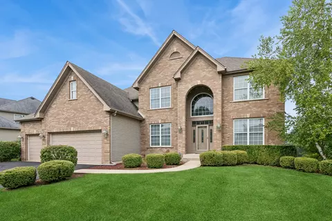 1790 Queensport Dr, Crystal Lake, IL 60014