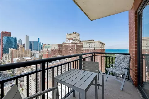 Exterior - 41 E 8th St #2301, Chicago, IL 60605 photo 4 of 6