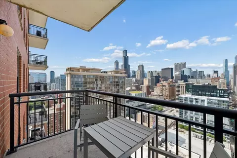 Exterior - 41 E 8th St #2301, Chicago, IL 60605 photo 3 of 6