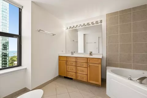 Bath - 41 E 8th St #2301, Chicago, IL 60605 photo 1 of 3