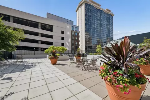 Exterior - 41 E 8th St #2301, Chicago, IL 60605 photo 5 of 6