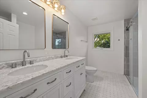 Bath - Undisclosed, Des Plaines, IL 60016 photo 1 of 3
