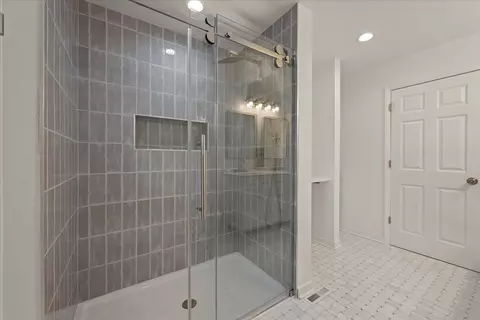 Bath - Undisclosed, Des Plaines, IL 60016 photo 2 of 3