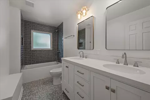 Bath - Undisclosed, Des Plaines, IL 60016 photo 3 of 3