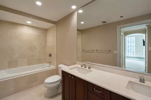Bath - 60 E Monroe St #3002, Chicago, IL 60603 photo 2 of 5