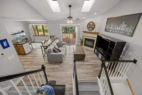 Entry Way - 955 Ascot Dr, Elgin, IL 60123 photo 4 of 5