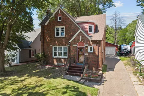 806 N 4th St, Clinton, IA 52732