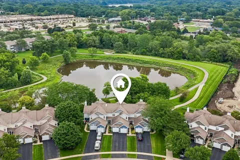 621 Woodhaven Dr, Mundelein, IL 60060