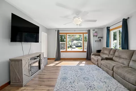 Living - 1391 Circle Dr, Kankakee, IL 60901 photo 2 of 2