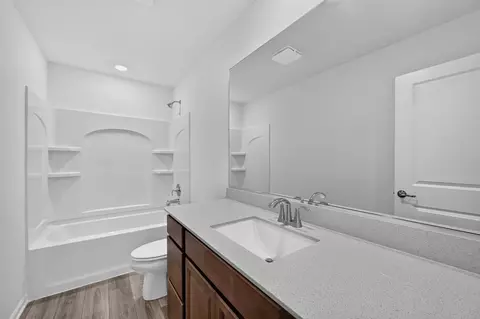 Bath - 565 Arye Dr, Elgin, IL 60124 photo 2 of 3
