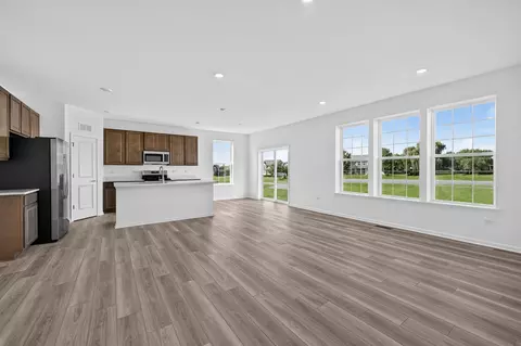 Living - 565 Arye Dr, Elgin, IL 60124 photo 1 of 5