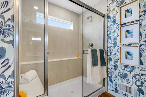 Bath - 565 Arye Dr, Elgin, IL 60124 photo 2 of 3