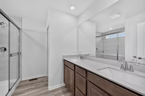 Bath - 565 Arye Dr, Elgin, IL 60124 photo 3 of 3