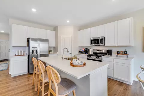 Kitchen - 565 Arye Dr, Elgin, IL 60124 photo 2 of 3