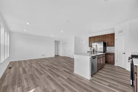 Living - 565 Arye Dr, Elgin, IL 60124 photo 2 of 5