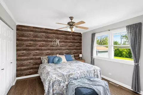 Bedroom - 419 Deerpath Dr, Lindenhurst, IL 60046 photo 1 of 6