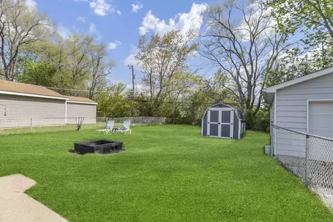Exterior - 419 Deerpath Dr, Lindenhurst, IL 60046 photo 4 of 5