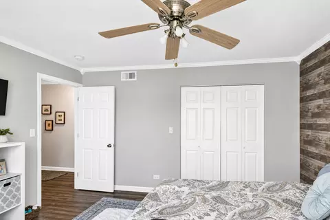 Bedroom - 419 Deerpath Dr, Lindenhurst, IL 60046 photo 2 of 6