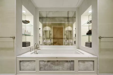 Bath - 159 E Walton Pl #7D, Chicago, IL 60611 photo 9 of 10
