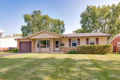 231 Clearmont Dr, Elk Grove Village, IL 60007