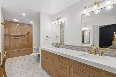 Bath - 4804 Turnberry Dr, Hoffman Estates, IL 60010 photo 3 of 6