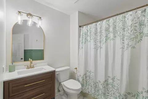 Bath - 4804 Turnberry Dr, Hoffman Estates, IL 60010 photo 2 of 6