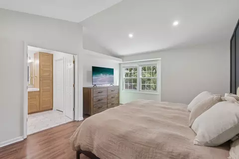 Bedroom - 4804 Turnberry Dr, Hoffman Estates, IL 60010 photo 4 of 5