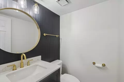 Bath - 4804 Turnberry Dr, Hoffman Estates, IL 60010 photo 1 of 6