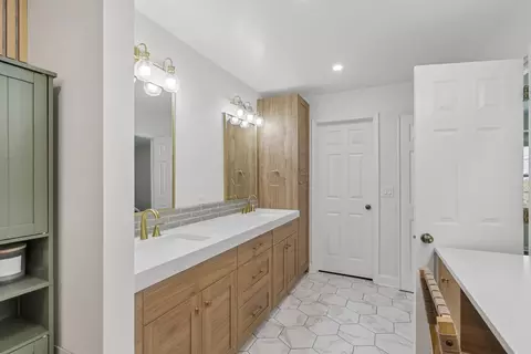 Bath - 4804 Turnberry Dr, Hoffman Estates, IL 60010 photo 5 of 6