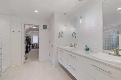 Bath - 1319 Cranbrook Cir, Aurora, IL 60502 photo 2 of 6