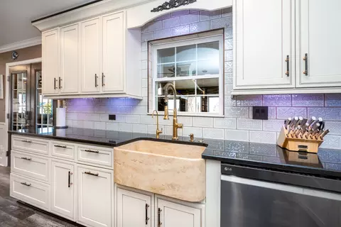Kitchen - 10 Matts Rd, Fox Lake, IL 60020 photo 4 of 10