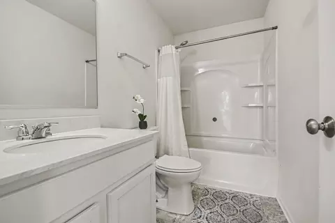 Bath - 6617 Eich Dr, Joliet, IL 60431 photo 3 of 3