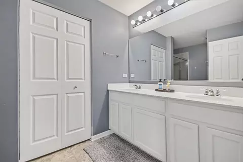 Bath - 6617 Eich Dr, Joliet, IL 60431 photo 1 of 3