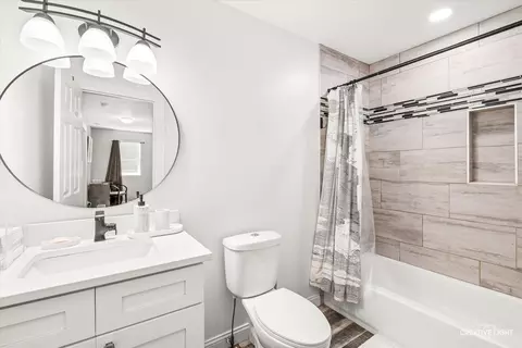 Bath - 7735 W 65th Pl, Summit, IL 60501 photo 2 of 5