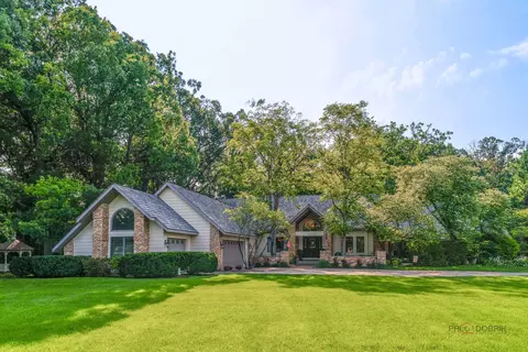 5520 Hilltop Ln, Libertyville, IL 60048